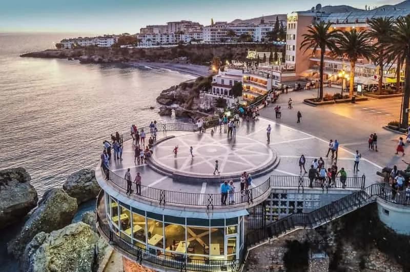 Nerja atrakcje - odkryj ukryte skarby i nie przegap najlepszych miejsc