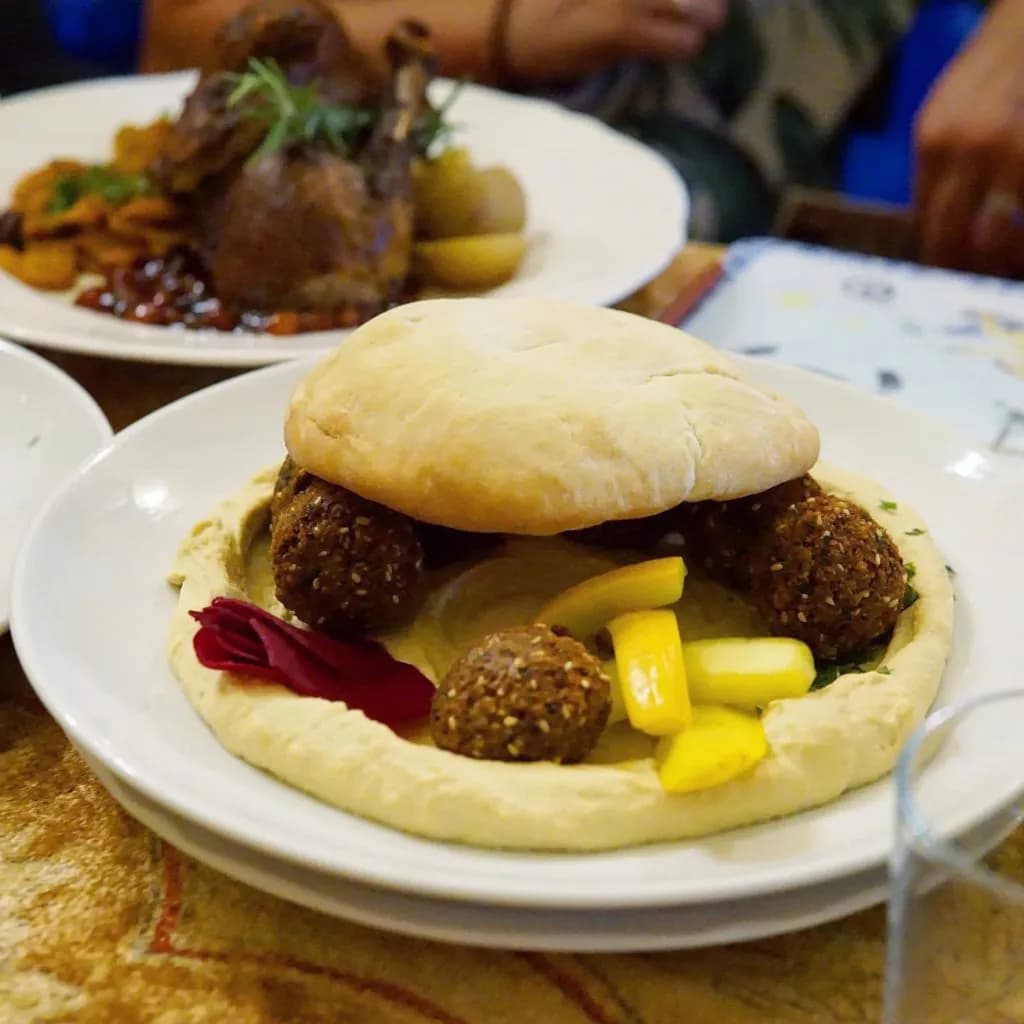 Gdzie zjeść w Lublinie? Sprawdź najlepsze restauracje i lokalne smaki!