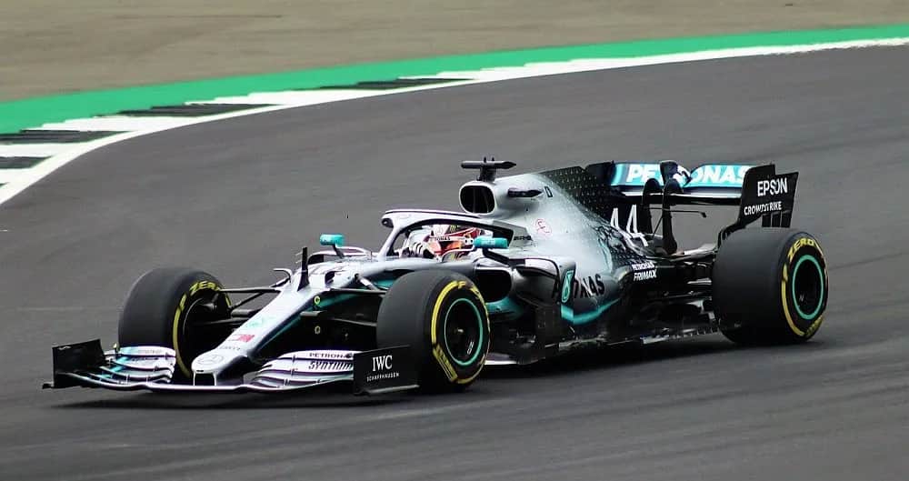 Formuła 1 na pilota: poznaj wymagania fizyczne i ścieżkę kariery