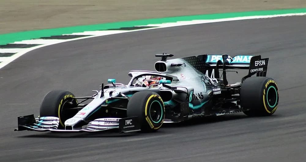 Formuła 1 na pilota: poznaj wymagania fizyczne i ścieżkę kariery