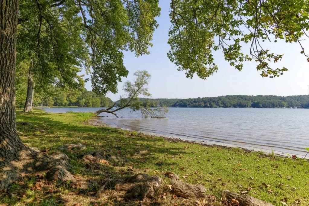 Działka nad jeziorem z linią brzegową warmińsko-mazurskie – idealna inwestycja