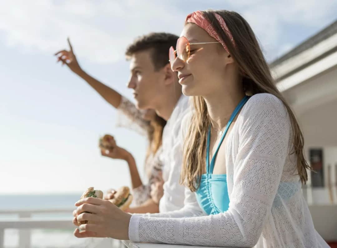 Rozrywka na morzu – jakie aplikacje warto mieć pod ręką?